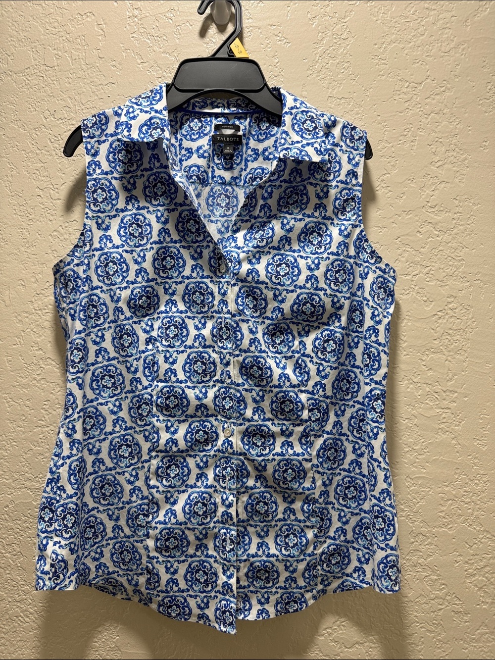 Talbots Non-Iron Sleeveless Button Front Blouse Blue White Medallion  Size 6
